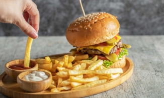 Giải mã lý do khoai tây chiên luôn được phục vụ kèm hamburger