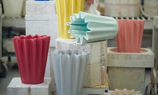 Lakenvaas, mẫu lọ hoa gốm mềm mại như độ rủ của khăn trải bàn