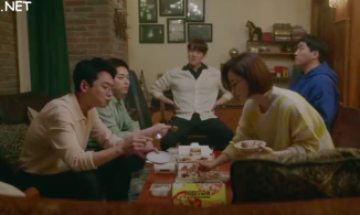 Hospital Playlist 2 tập 6: Biết Yoo Yeon Seok có kế hoạch cầu hôn bạn gái, Jung Kyung-ho nài nỉ xin ở chung