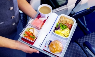 Lý giải tại sao đồ ăn trên máy bay thường không ngon?