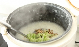 Cách nấu cháo bằng nồi cơm điện cực đơn giản mà không sợ bị tràn