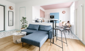 Căn hộ 57m² trẻ trung, sống động nhờ kết hợp 2 màu xanh lam và hồng phấn