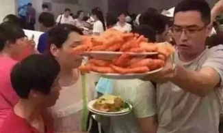 Ăn hơn 3kg tôm, uống 30 chai sữa đậu, nam thượng đế bị nhà hàng cấm cửa vĩnh viễn