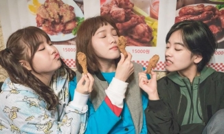 Món gà bia Chimaek, văn hóa nhậu thú vị của ẩm thực Hàn Quốc được phim lăng xê nhiệt tình,