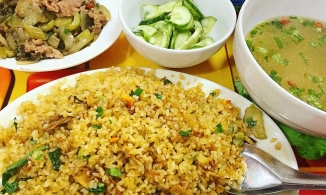 Tại sao mua cơm rang lại được tặng kèm nước phở?