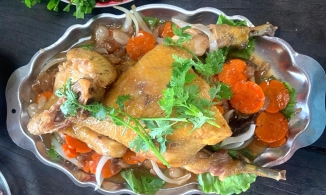 Gà um dâu Hạ Châu, món gà đậm đà, chua ngọt hấp dẫn của Phong Điền, Cần Thơ