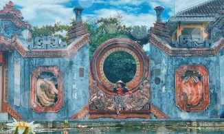 Cổng chùa Bà Mụ, di tích trăm tuổi, cứ đứng vào là có ảnh đẹp ở Hội An