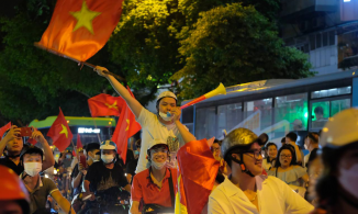 Người dân 3 miền đổ xuống đường ăn mừng chiến thắng kép của Việt Nam tại SEA Games 31