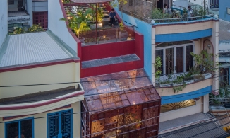 Ngôi nhà ống mặt tiền hoa thép với khu vườn sân thượng rất xinh con gái xây tặng mẹ ở Sài Gòn