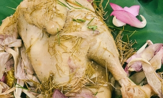 Cách làm gà hấp sen đẹp mắt, thịt gà mềm ngọt thơm ngát hương sen, sắp mâm cỗ cả họ đều khen