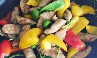 Cách làm chả cá xào ớt chuông, 15 phút cho ngay món mặn hao cơm