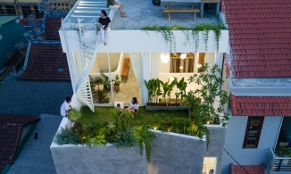 Ngôi nhà lim dim đẹp mơ màng với cây xanh, bóng nắng của cặp vợ chồng trẻ xứ Huế