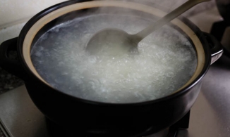 Đổ nước gạo vào nồi đất đun: Cách bảo quản nồi đất bền và không cháy khét