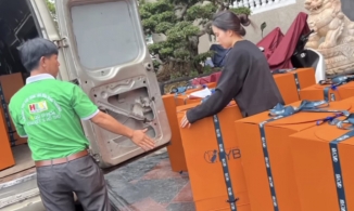 Ngọc Trinh chuẩn bị nguyên một xe quà hoành tráng để đem tặng hậu sinh nhật tuổi 33