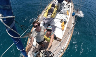 Cặp vợ chồng bỏ việc để trải nghiệm cuộc sống lênh đênh trên biển cả