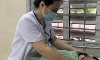 Hà Nội: Cứu sống thai nhi 31 tuần bị phá bỏ vứt trong thùng rác