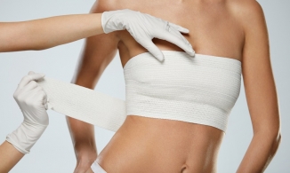 Người phụ nữ phát hiện khối u sau nâng ngực