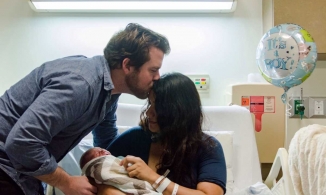 Có nên để chồng vào phòng sinh cùng vợ?