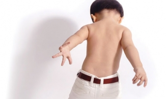 Bé 7 tuổi bị kẹt dương vật vào khóa quần