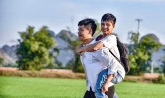 Nam sinh 10 năm cõng bạn đi học được miễn 6 năm học phí ĐH Y Dược Thái Bình