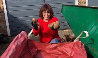 Kiếm được 1 triệu bảng nhờ trúng sổ xố, người phụ nữ về quê trồng rau