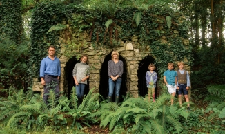 Người vợ quý tộc của tài tử ngoại tình với Lily James là ai?