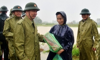 Tướng Nguyễn Văn Man lội lũ tiếp tế nhu yếu phẩm trước khi đi Rào Trăng 3