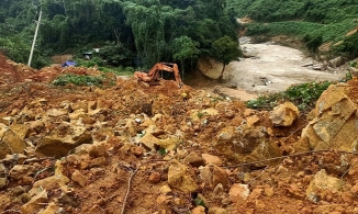 Sạt lở núi ở Quảng Trị, một gia đình 6 người bị đất đá vùi lấp