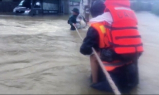 Thừa Thiên Huế: Nữ cán bộ y tế xã bị lũ cuốn tử vong trên đường đi làm về