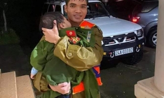 Công an cởi quân phục ủ ấm bé trai 2 tuổi cứu từ xe khách bị lũ cuốn trôi