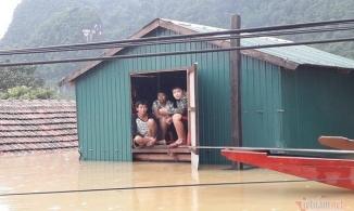 Người sáng lập Nhà chống lũ trả lời câu hỏi về nhà phao bị trôi trong lũ