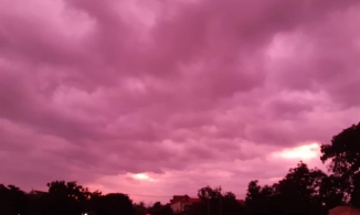 Bầu trời Quảng Trị chuyển màu tím kỳ lạ 