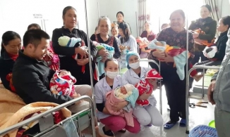 Bệnh viện ngập nước, mất điện vì mưa lũ vẫn mổ đẻ, đỡ đẻ cho 20 sản phụ