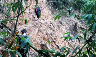 Bộ đội vượt rừng nhiều ngày tiếp tế thành công một làng bị cô lập trong lũ