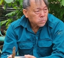 Cụ ông bật khóc nhận suất cơm cứu đói sau 5 ngày dầm mình trong nước lũ