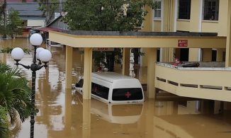 Bác sĩ Quảng Bình đỡ đẻ dưới ánh đèn pin trong đêm lũ nhấn chìm bệnh viện