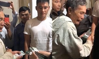 Người đàn ông bật khóc vì được Thủy Tiên tặng 200 triệu trả nợ ngân hàng