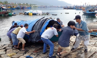 100 ngư dân nhất quyết bám tàu không chịu vào bờ tránh bão số 9