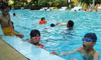 Bị nhóm bạn nhấn đầu xuống nước ở bể bơi, bé trai 14 tuổi ngạt thở hôn mê