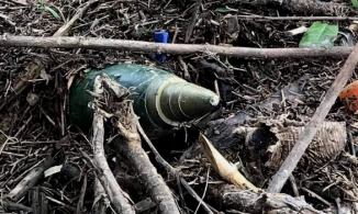 Hoảng hồn phát hiện một quả bom trong vườn nhà sau mưa lũ