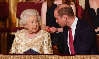 Hoàng tử William 'tàn nhẫn' với em trai để đứng về phía Nữ hoàng Elizabeth