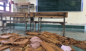 Quảng Bình: Thầy cô xót học sinh vì bàn ghế thành củi sau mưa lũ