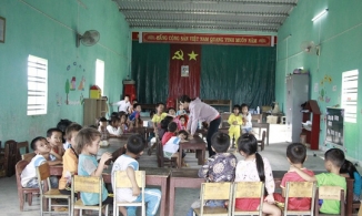 Đắk Lắk: Học sinh phải đi vệ sinh vào bô để cô giáo mang đi đổ nhờ