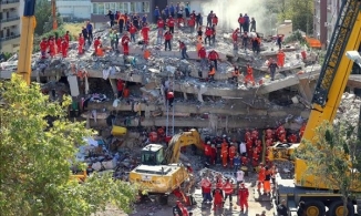 Khóc nghẹn khi phát hiện con gái sống sót sau 4 ngày bị vùi lấp vì động đất