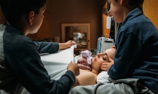 Mẹ cho con trai 9 tuổi vào tận phòng sinh chứng kiến cảnh sinh nở 