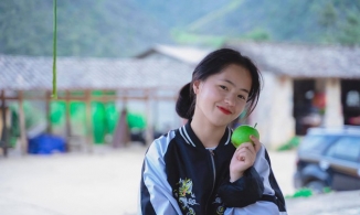 Cô bé bán lê người Mông nổi tiếng năm nào gây sốt vì diện mạo tuổi 18