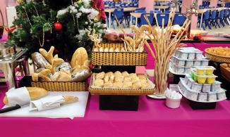 Hà Nội: Xôn xao bữa ăn bán trú toàn tôm cua và gà tây bày la liệt trên bàn