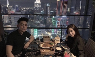 Tống Đông Khuê ‘Người ấy là ai’ khoe xe đôi tiền tỉ cùng bạn gái