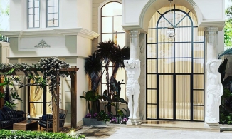 Hai bức tượng nam - nữ phong cách điêu khắc Hy Lạp Lệ Quyên mới tậu về đặt trước cửa nhà có ý nghĩa gì?