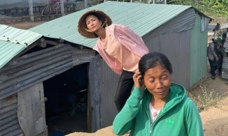 H'Hen Niê đội nón rách mặc áo chống nắng đi xây nhà cho trẻ em nghèo